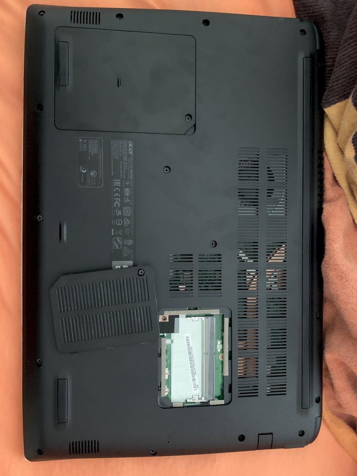 What is this little compartment under the laptop for