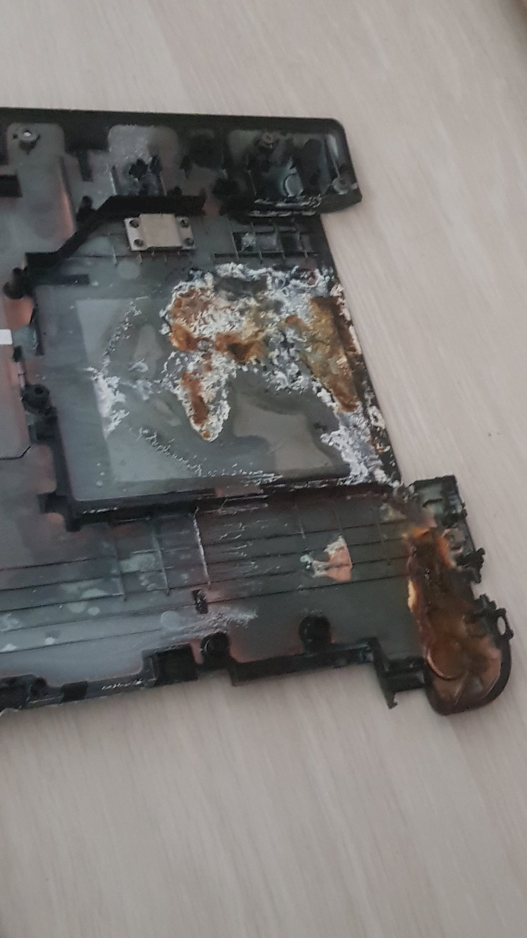 Total damage to laptop after shampoo has penetrated - 2