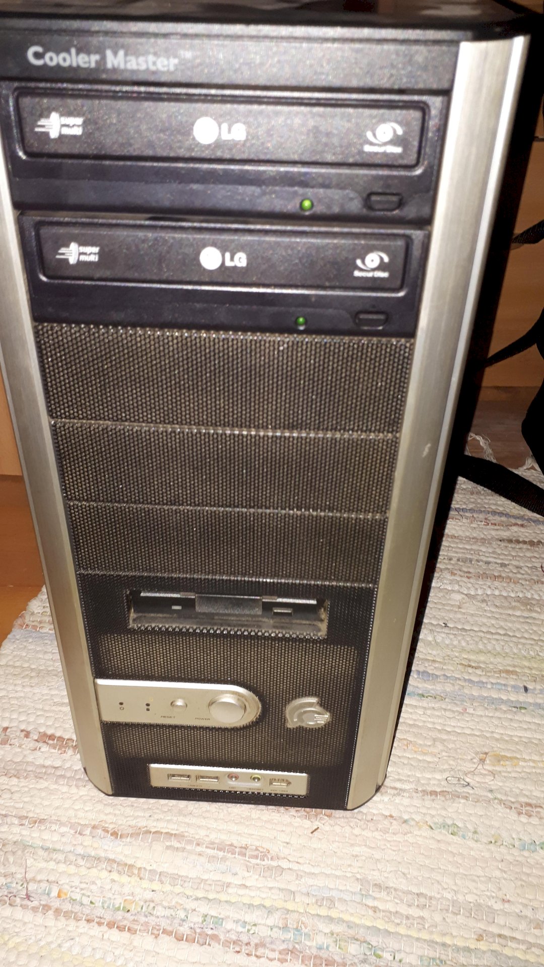 Old PC found in the attic only I have no idea what kind of PC it is and whether it is still worth using