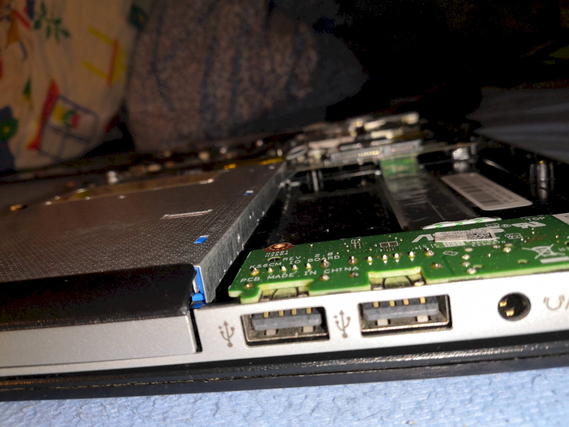 Laptop, 2 usb hubs broken on the side - 2