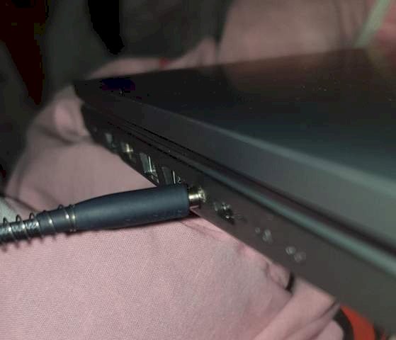 Headphones don t fit in laptops