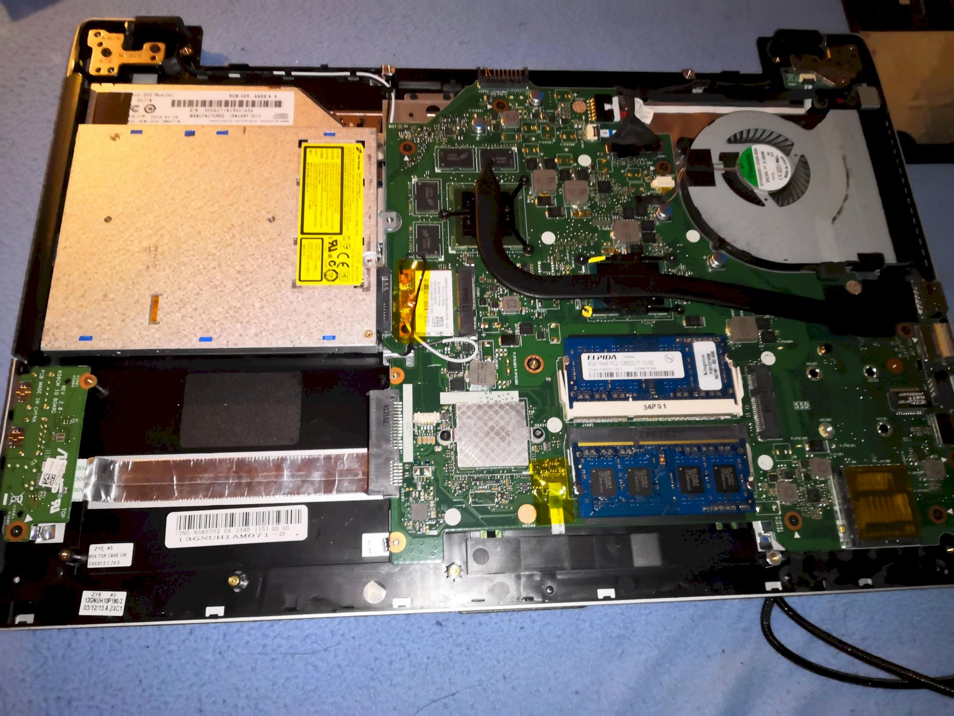 Laptop, 2 usb hubs broken on the side