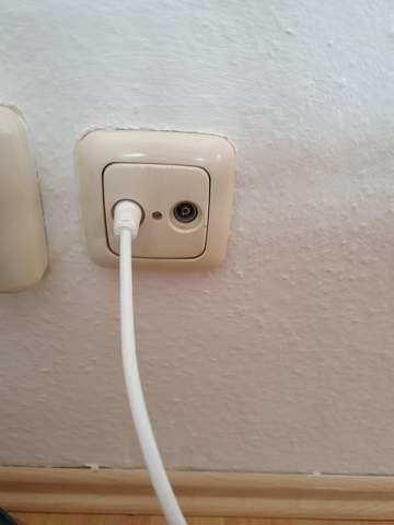 Internet access via TV socket