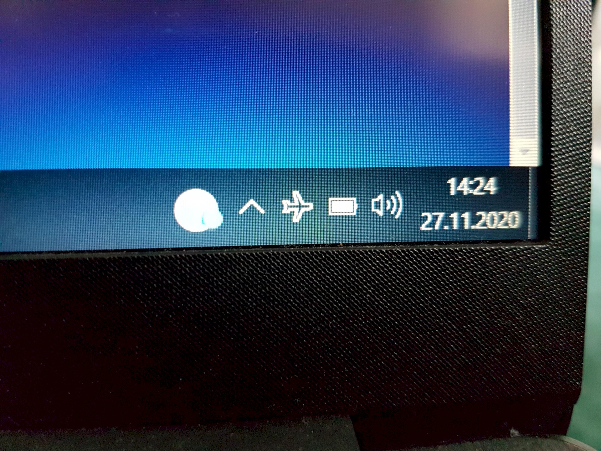 Laptop WLAN sign at the bottom right has changed to airplane mode. Sign