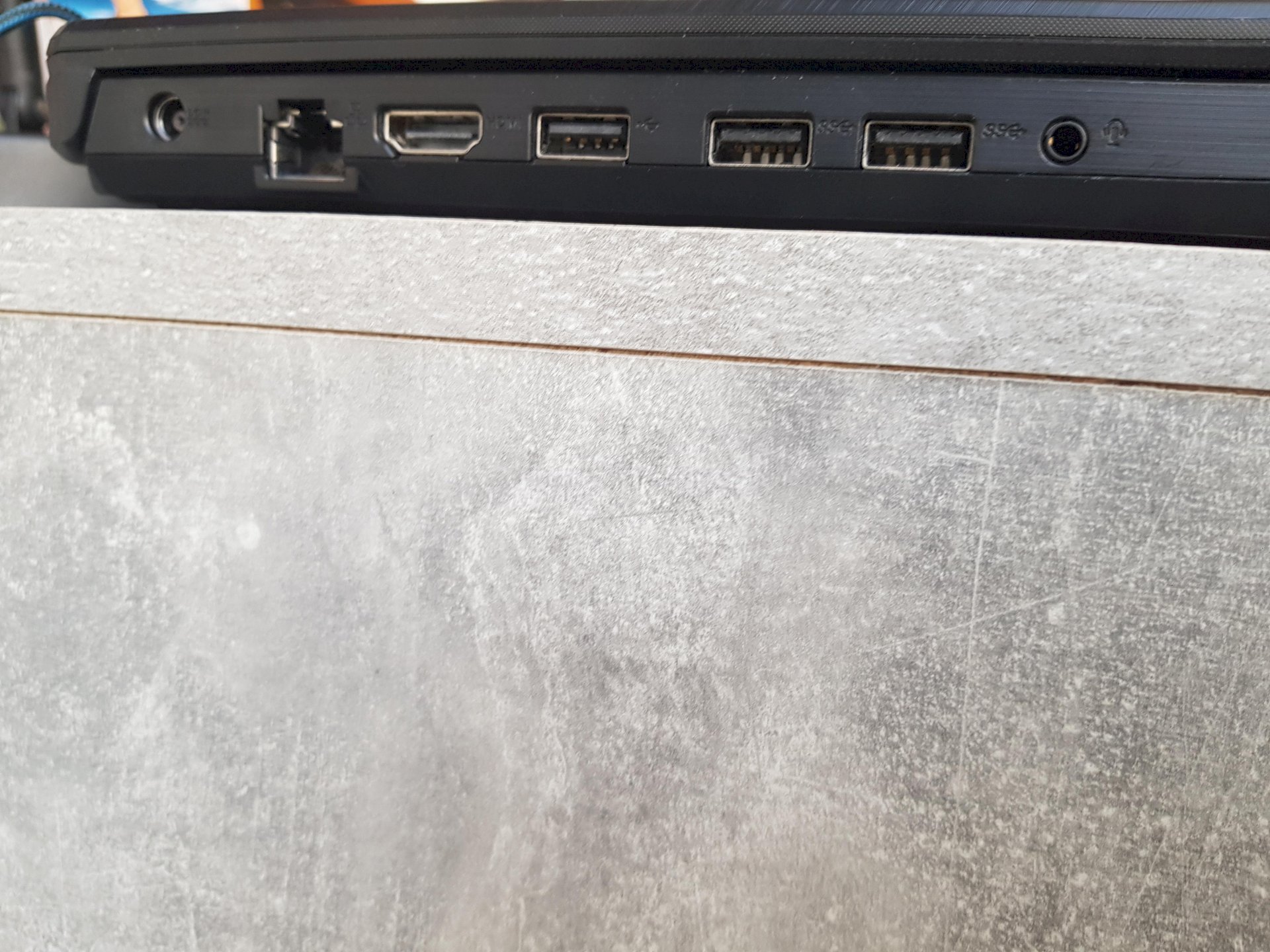 Connect monitor to laptop for 144hz