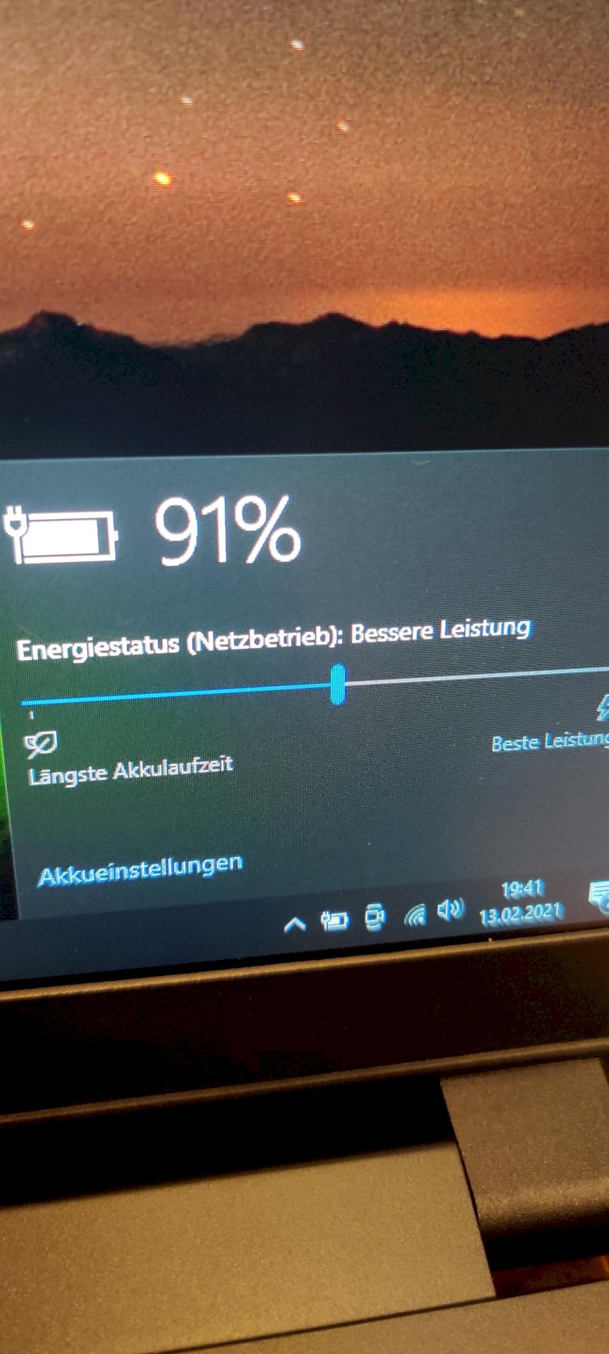 Laptop battery no longer charges even though it is connected to the mains