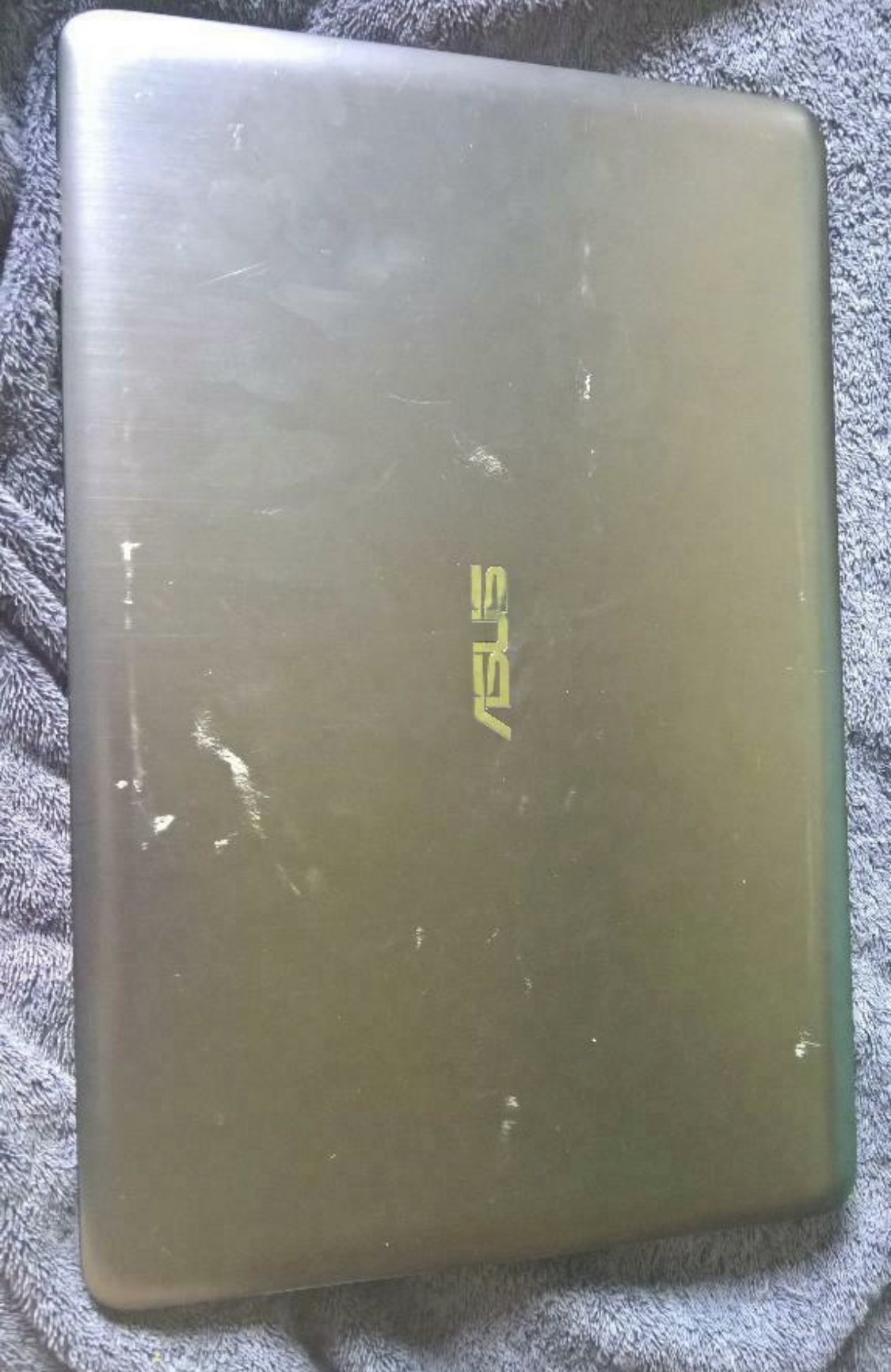 Permanent pen for metal laptop lids