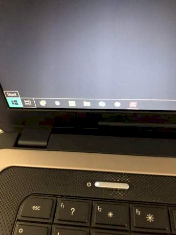 Windows 10 suddenly taskbar bordered black and white - 1